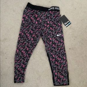 NWT Girls size XS cropped Nike pro leggings